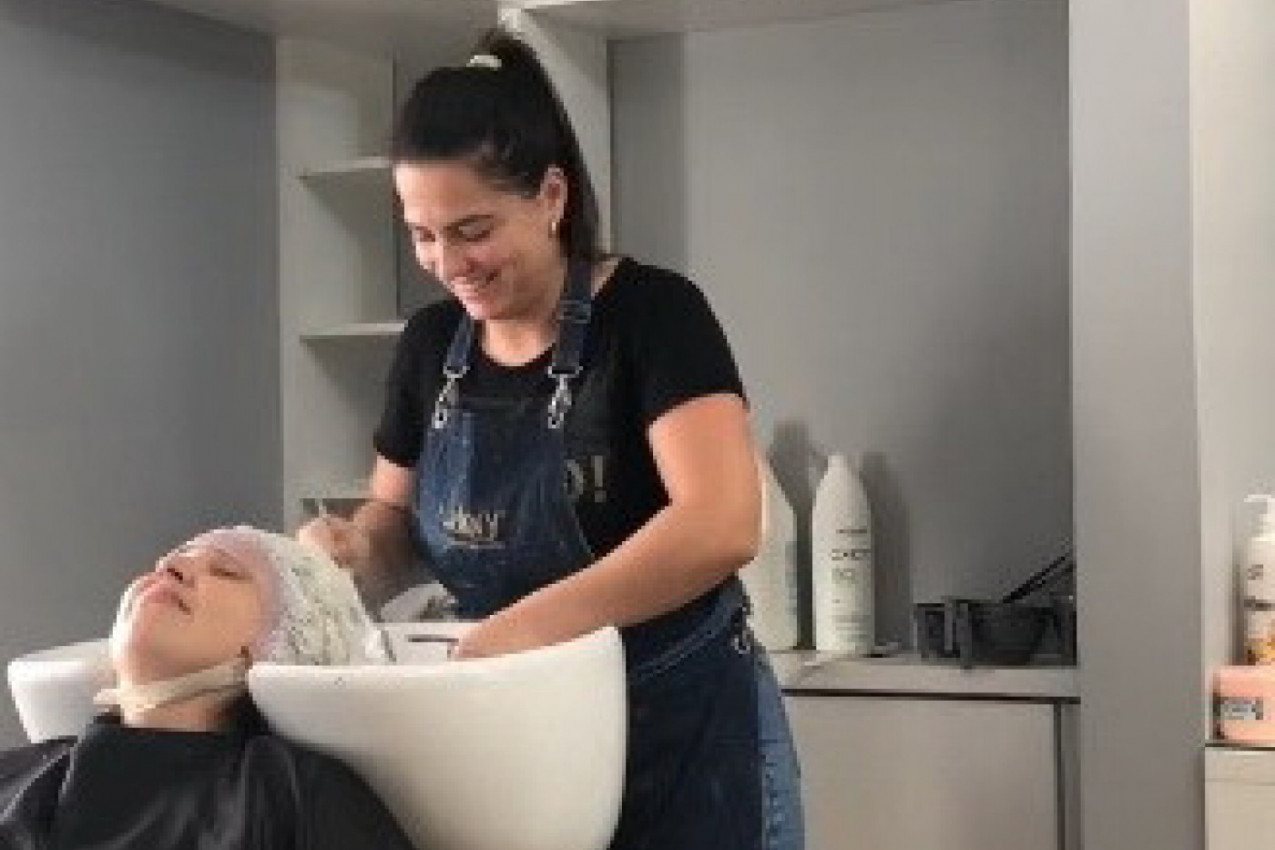 OTIŠLA JE U SALON DA URADI PRAMENOVE, PA DOŽIVELA ŠOK: Ovo je najgora noćna mora svake žene, a tek da vidite reakciju frizerke! (VIDEO)