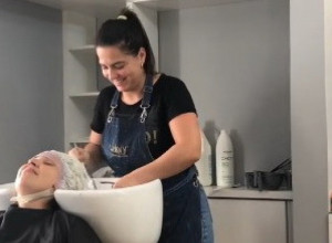 OTIŠLA JE U SALON DA URADI PRAMENOVE, PA DOŽIVELA ŠOK: Ovo je najgora noćna mora svake žene, a tek da vidite reakciju frizerke! (VIDEO)