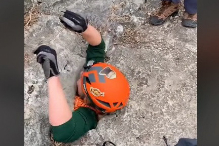 KRENULA JE DA ISTRAŽUJE PUKOTINU U STENI, A ONDA JE NAJEDNOM NESTALA: Ljudi u strahu i neverici gledaju gde je završila ova žena! (VIDEO)