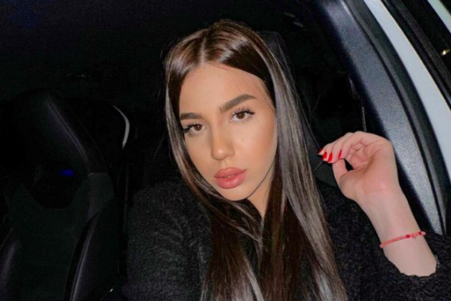 UNA ČOLIĆ U KORSETU U KOM JEDVA ZADRŽAVA DAH: Obline pucaju ispod srebrnog sakoa! (FOTO)