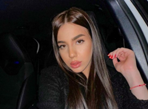 UNA ČOLIĆ U KORSETU U KOM JEDVA ZADRŽAVA DAH: Obline pucaju ispod srebrnog sakoa! (FOTO)