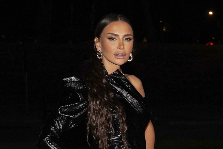 EMINA JAHOVIĆ SVA U ZNOJU U ULTRAMINI ŠORTSU I TOPU IZ KOGA SVE KIPI: Da li je moguće da OVO može da izvede u teretani, ljudi u ŠOKU?! (VIDEO)