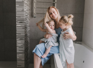 MAJKA OTKRILA DA SE KUPA ZAJEDNO SA SVOJOM DECOM I IZAZVALA BURU KOMENTARA: Kad je navela razloge, tek su usledile osude! (FOTO)