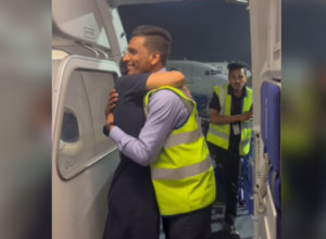 UŠAO JE U AVION I POČEO DA GRLI STJUARDESU: Usledilo je iznenađenje koje će pamtiti dok je živ (VIDEO)