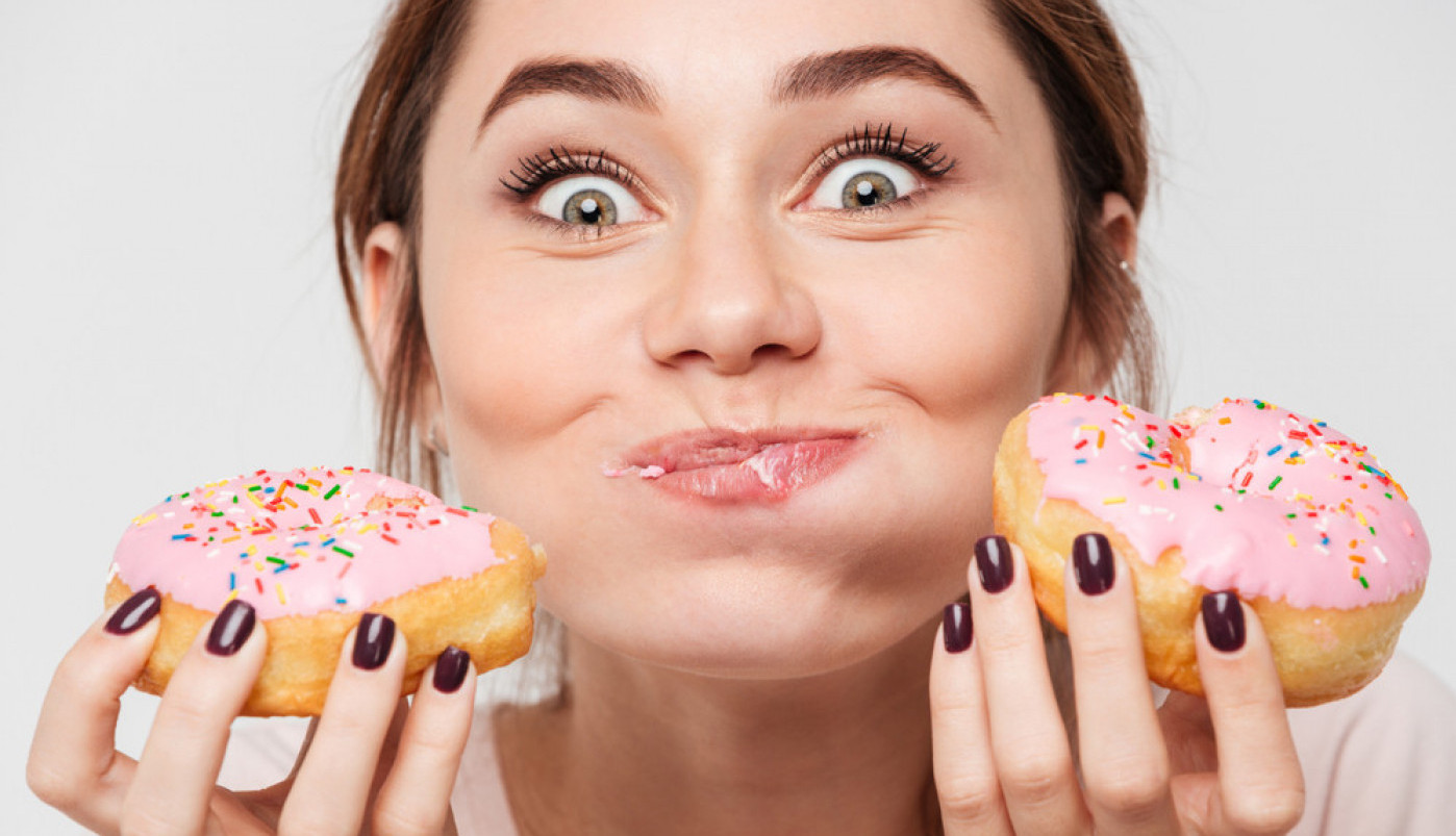 ZAŠTO ŽUDIMO ZA MASNOM I SLATKOM HRANOM, A NE VOLIMO POVRĆE? Naučnici su otkrili glavne krivce