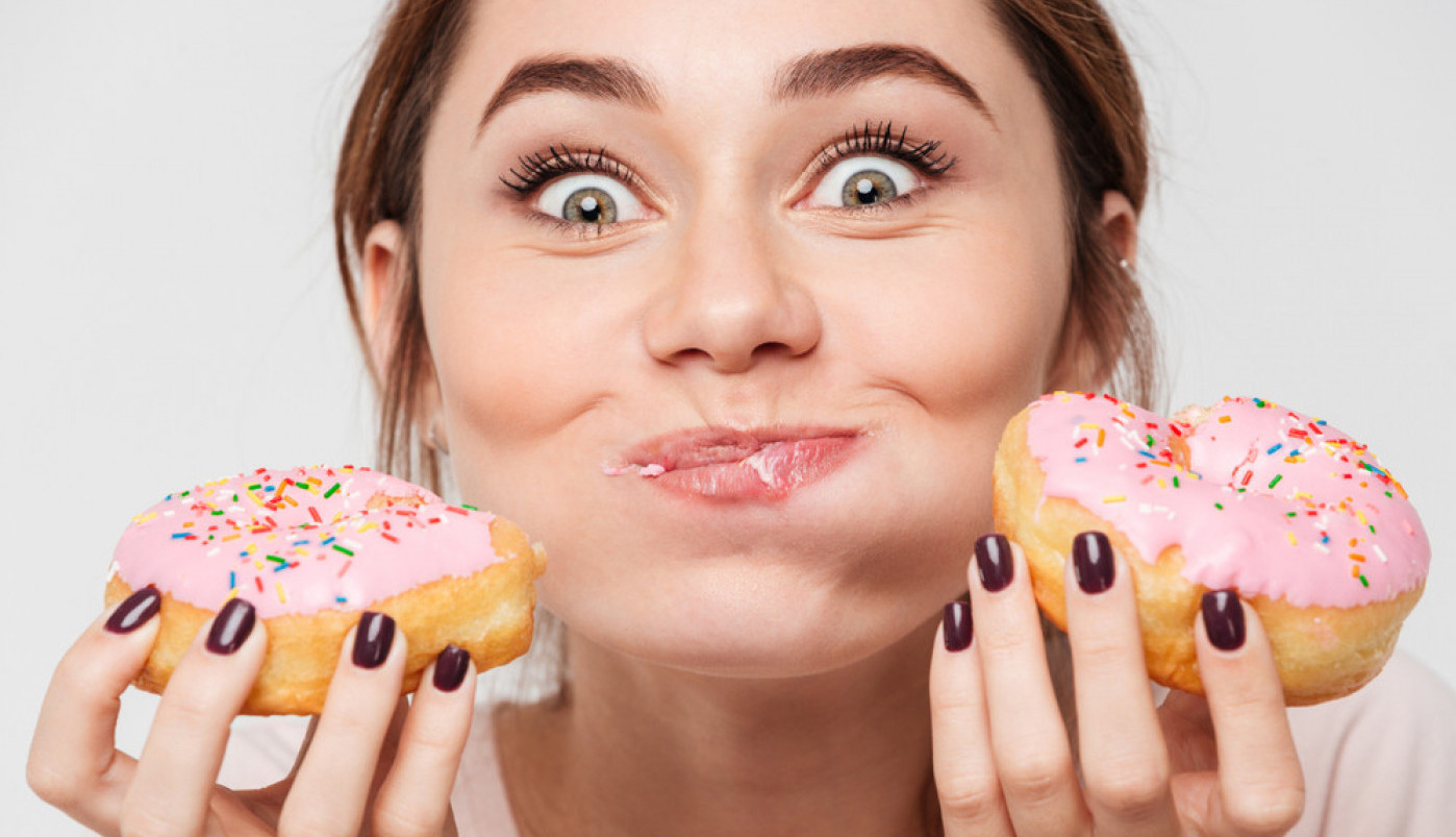 ZAŠTO ŽUDIMO ZA MASNOM I SLATKOM HRANOM, A NE VOLIMO POVRĆE? Naučnici su otkrili glavne krivce