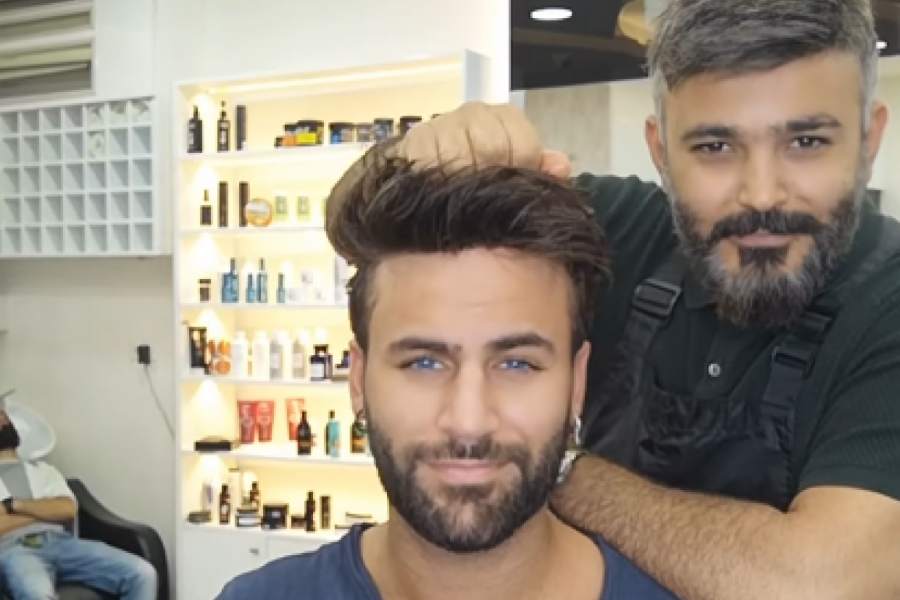 SEO JE U STOLICU, A ONDA JE KOSA OSTALA U RUKAMA FRIZERA: Transformacija koja je šokirala ljude na mrežama! (VIDEO)