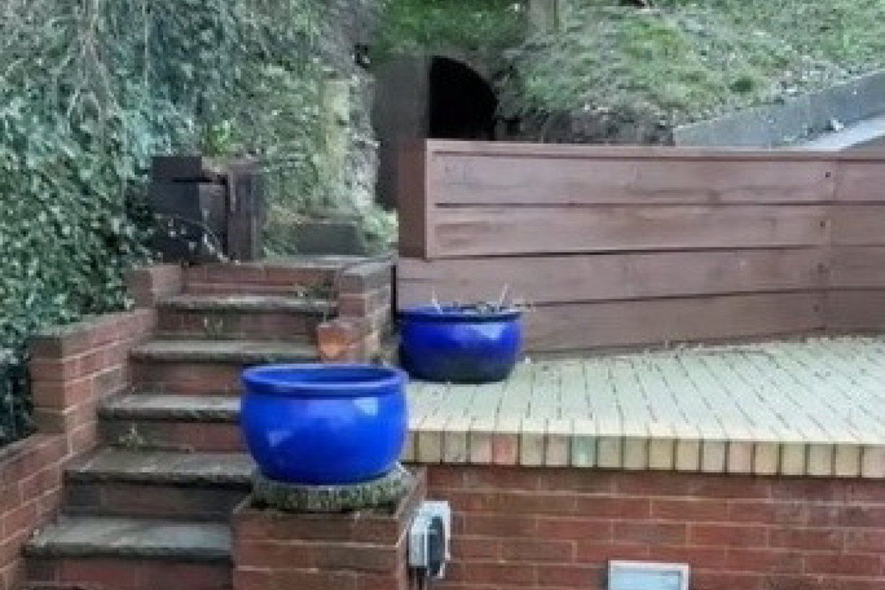 SREĐIVALI SU DVORIŠTE I NAIŠLI NA ČUDNU PLOČU: Podigli su je i zaprepastili se kad su videli šta se ispod nje krije!  (VIDEO)