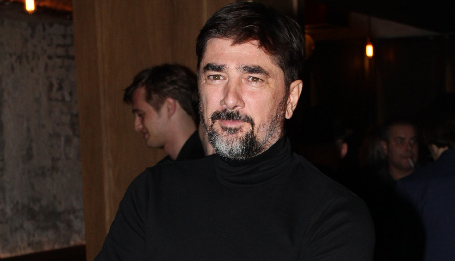 ZA VOJINOM ĆETKOVIĆEM ŽENE LUDE, A KADA VIDITE NJEGOVOG BRATA ZANEMEĆETE: Ovaj markantni frajer godinama se skriva od javnosti (FOTO)