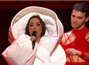 DA LI JE ZEJNIN NASTUP NA PESMI ZA EVROVIZIJU PLAGIJAT: Sve već viđeno pre dve godine, evo koja pevačica joj je bila "inspiracija" (FOTO)