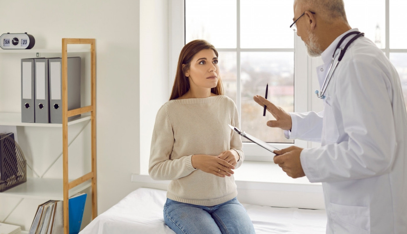 NEOBIČAN SIMPTOM RAKA JAJNIKA NA KOJI VEĆINA ŽENA NE OBRAĆA PAŽNJU: Deluje bezazleno a može biti znak ove opake bolesti! (FOTO)