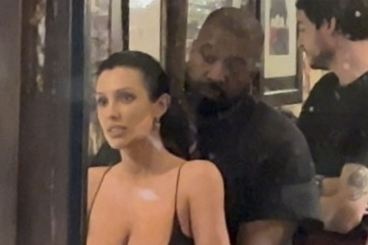 ŠOK PAPARACO KANJEA I BJANKE: Atraktivna lepotica maltene gola usred restorana, ništa nisu skrivali (FOTO)