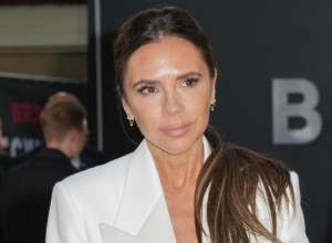 VIKTORIJA BEKAM ODUŠEVILA SVE NA NEDELJI MODE: Na pisti u Parizu pojavila se na štakama! (FOTO+VIDEO)