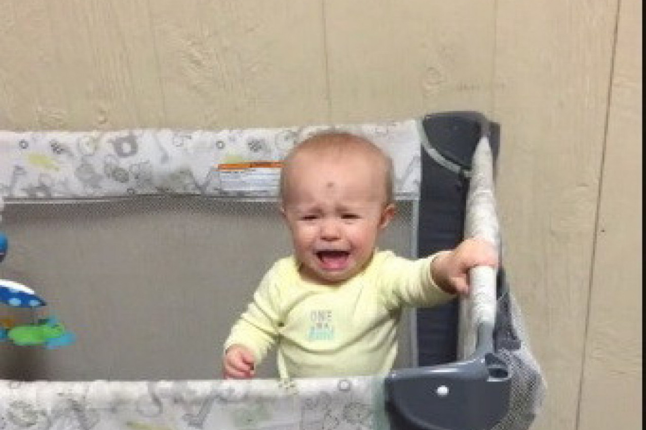 BEBA JE NEUTEŠNO PLAKALA NA SAV GLAS: A onda je tata uradio nešto što niko nije očekivao i mališan se odmah smirio! (VIDEO)