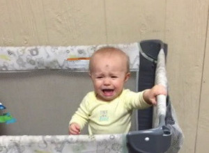 BEBA JE NEUTEŠNO PLAKALA NA SAV GLAS: A onda je tata uradio nešto što niko nije očekivao i mališan se odmah smirio! (VIDEO)