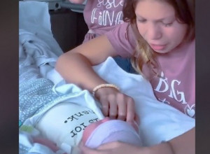 DEVOJČICE SU PRVI PUT VIDELE BEBU: Niko nije očekivao ovakvu njihovu reakciju! (VIDEO)