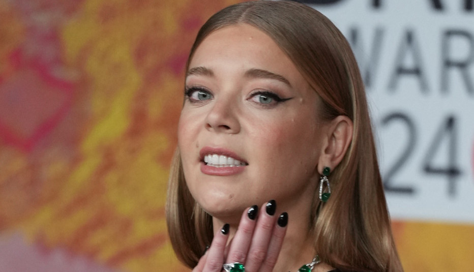 PEVAČICA SAMO TRAKAMA POKRILA GRUDI: Svi govore o Bekinom izdanju na Brit nagradama (FOTO)