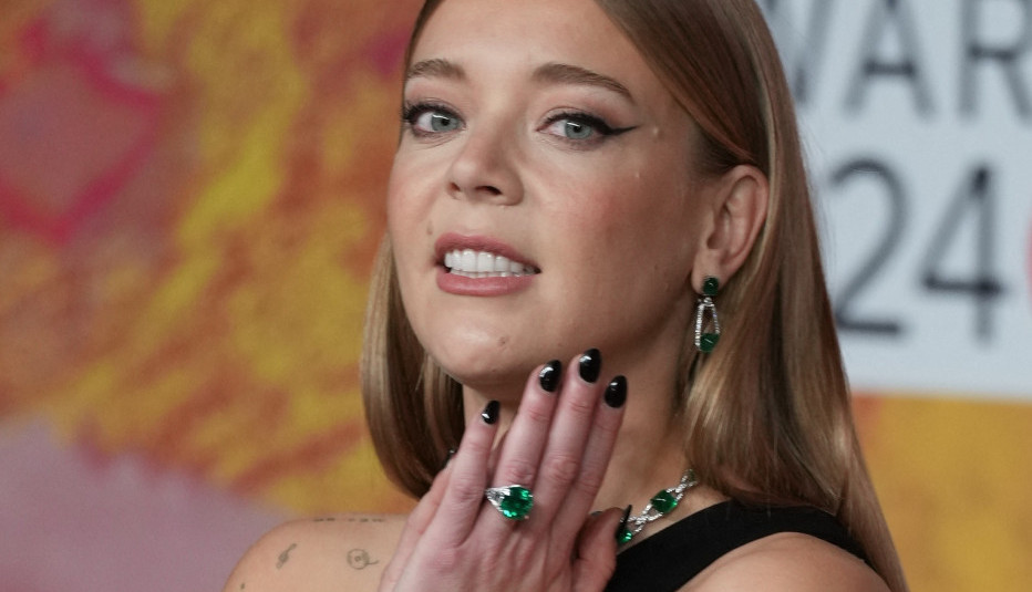 PEVAČICA SAMO TRAKAMA POKRILA GRUDI: Svi govore o Bekinom izdanju na Brit nagradama (FOTO)