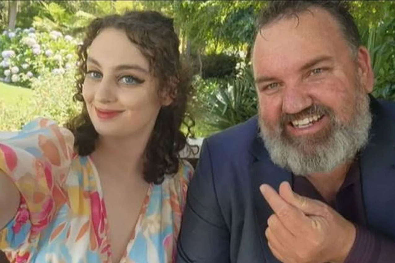 OVAJ MUŠKARAC IMA 56, A NJEGOVA DEVOJKA 24 GODINE: "Imamo tradicionalnu vezu, žena ostaje kod kuće a muškarac je lovac" (VIDEO)