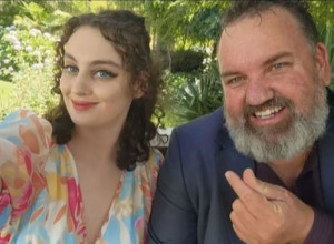 OVAJ MUŠKARAC IMA 56, A NJEGOVA DEVOJKA 24 GODINE: "Imamo tradicionalnu vezu, žena ostaje kod kuće a muškarac je lovac" (VIDEO)