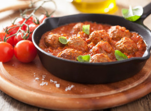 ĆUFTE U PARADAJZ SOSU ZAPEČENE U RERNI: Sočno, brzo i ukusno!