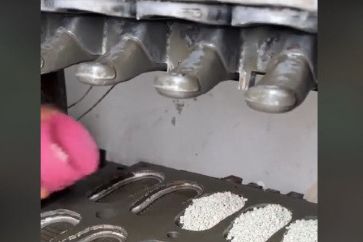 "JESU LI TO KOKICE?" Ljudi u neverici gledaju kako nastaju najpoznatije papuče na svetu (VIDEO)