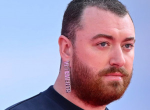 "HOLIVUD JE UNIŠTIO DUŠU OVOG ČOVEKA, TUŽNO I PONIŽAVAJUĆE!": Sem Smit neprepoznatljiv na Nedelji mode u Parizu  (FOTO+VIDEO)