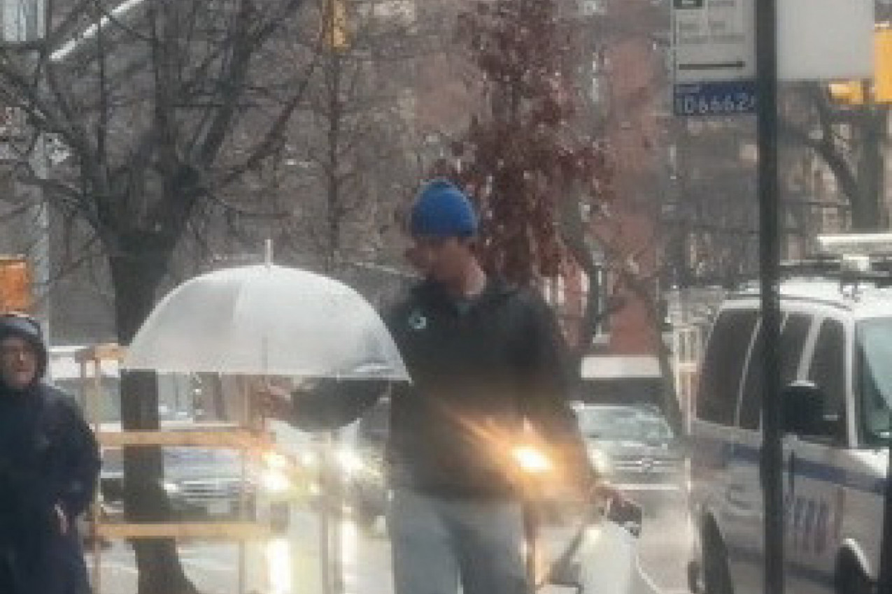 IZAŠAO JE NA ULICU I URADIO NEŠTO NESVAKIDAŠNJE: Žene su odmah odlepile za ovim mladićem, a razlog je neverovatan! (VIDEO)