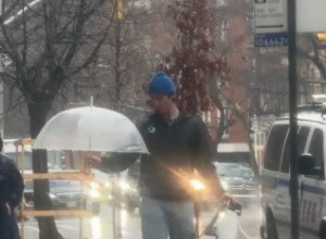 IZAŠAO JE NA ULICU I URADIO NEŠTO NESVAKIDAŠNJE: Žene su odmah odlepile za ovim mladićem, a razlog je neverovatan! (VIDEO)