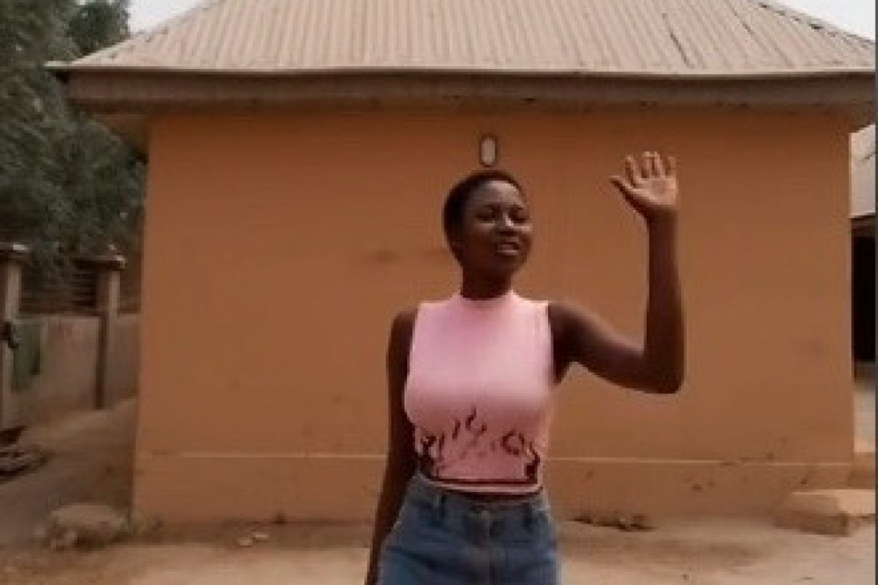 KAD VIDITE ŠTA SVE OVA LEPOTICA IZ AFRIKE UME, OSTAĆETE BEZ TEKSTA: Ljudi na mrežama u neverici, poručuju joj samo jedno! (VIDEO)