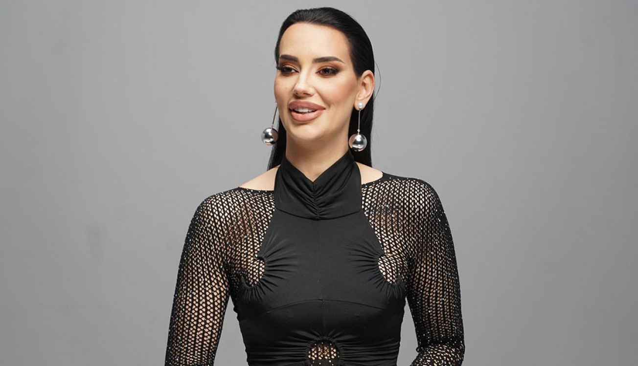 DOK GOBELJE NEMA KATARINA GRUJIĆ SE OBLAČI NIKAD SMELIJE: Dekolte do pupka, a grudi na izvol'te! (FOTO)