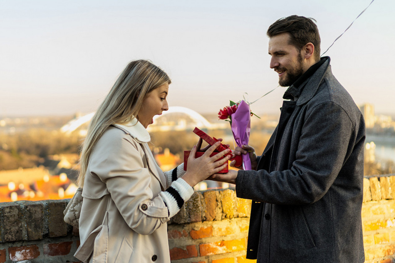 "KUPIO SAM DEVOJCI IGRAČKU ZA ODRASLE, SAD JOJ VIŠE NISAM POTREBAN": Mladić ostavio urnebesnu recenziju na sajtu za odrasle