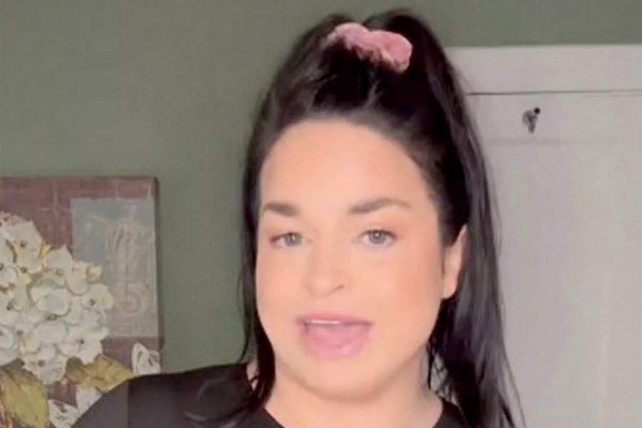 NAKON BODIJA SA IZREZOM ISPOD GRUDI, SLEDI KOMBINEZON SA PROREZOM NA MESTU KOJE ĆE VAS ŠOKIRATI: Kad vidite šta ova devojka ima na sebi, zanemećete od šoka (VIDEO)