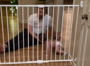 TATA JE JEDVA INSTALIRAO ZAŠTITNU OGRADICU U KUĆI: Beba je za samo nekoliko sekundi smislila kako da prođe! (FOTO+VIDEO)