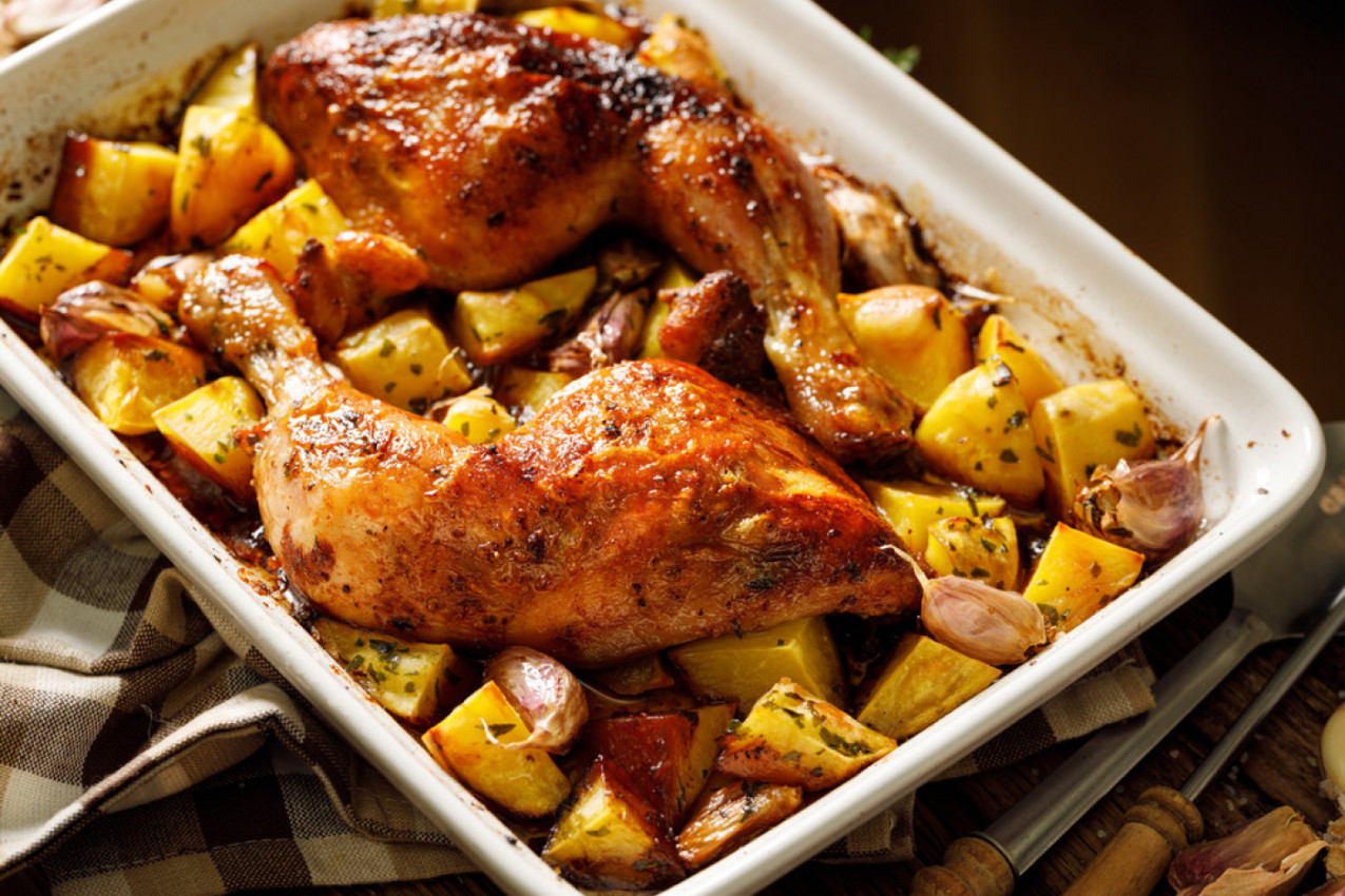 PEKARSKI KROMPIR SA PILETINOM: Domaće jelo koje nikada ne izlazi iz mode (FOTO)