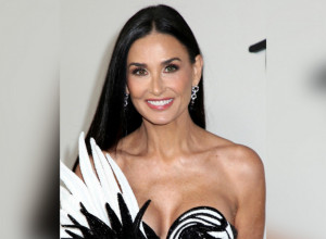 SLAVNA GLUMICA GRMI U 7. DECENIJI: Haljina koja ističe svaki delić njenog savršenog tela (FOTO)