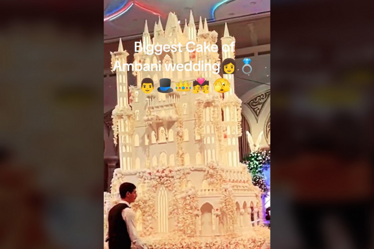 SVI SU ZANEMELI KAD JE UNETA SVADBENA TORTA:  Ovako nešto još niste videli, gosti u neverici gledali poslastičarsko čudo! (VIDEO)