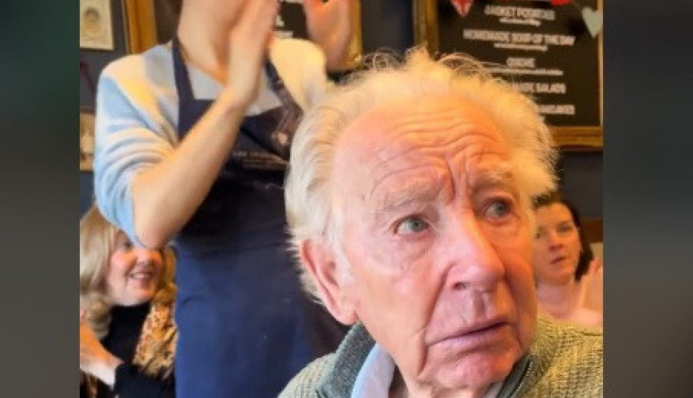 DEKA JE PEVAO SA SVIMA, I NE SLUTEĆI KAKVO GA IZNENAĐENJE ČEKA: Kad se okrenuo i video šta mu je porodica priredila, nije mogao da zaustavi suze (VIDEO)