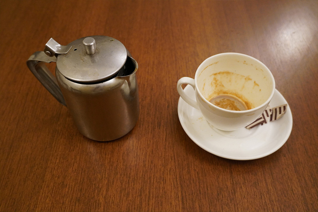 UKLONITE MRLJE OD ČAJA NA OMILJENIM ŠOLJICAMA: Ovo sredstvo košta manje od 300 dinara, a vaše posuđe učiniće blistavim