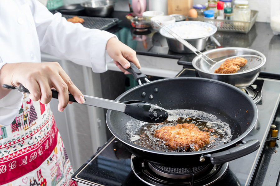 KAKO DA ULJE NE PRSKA TOKOM PRŽENJA: Sjajan bakin trik koji će sprečiti opekotine, potreban vam je samo komadić jedne namirnice!