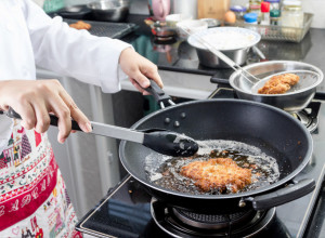KAKO DA ULJE NE PRSKA TOKOM PRŽENJA: Sjajan bakin trik koji će sprečiti opekotine, potreban vam je samo komadić jedne namirnice!