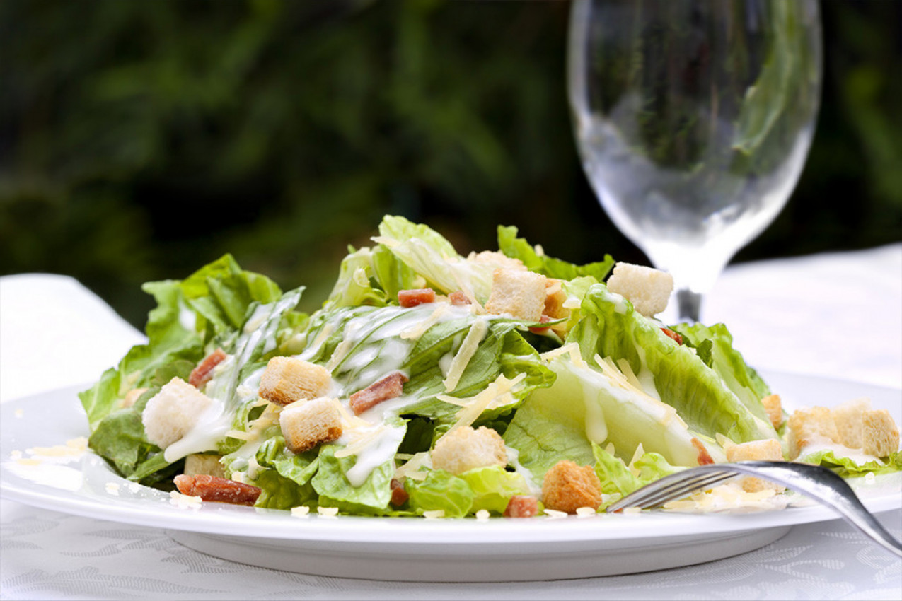 ORIGINALNI RECEPT ZA CEZAR SALATU: Ukusan, lagan i jednostavan obrok koji će vas oduševiti!