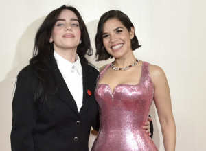 BILI AJLIŠ KAO SREDNJOŠKOLKA, AMERIKA FERERA BLISTA U PINK HALJINI: Pop zvezda poslala važnu poruku (FOTO)