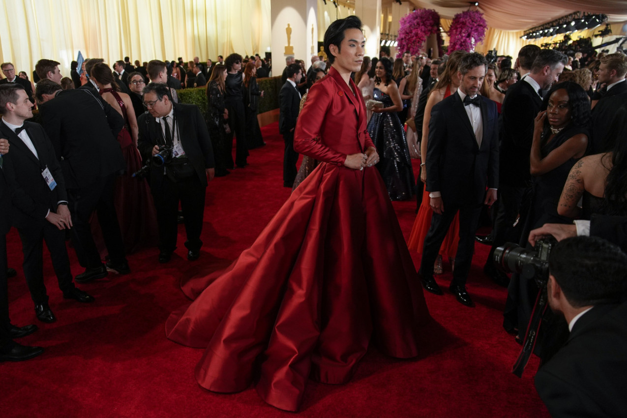 POJAVIO SE U HALJINI I SVE ZASENIO: Javnost oduševljena izgledom Judžina Li Janga na crvenom tepihu (VIDEO)