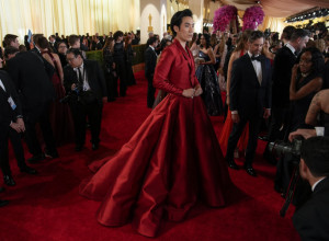 POJAVIO SE U HALJINI I SVE ZASENIO: Javnost oduševljena izgledom Judžina Li Janga na crvenom tepihu (VIDEO)