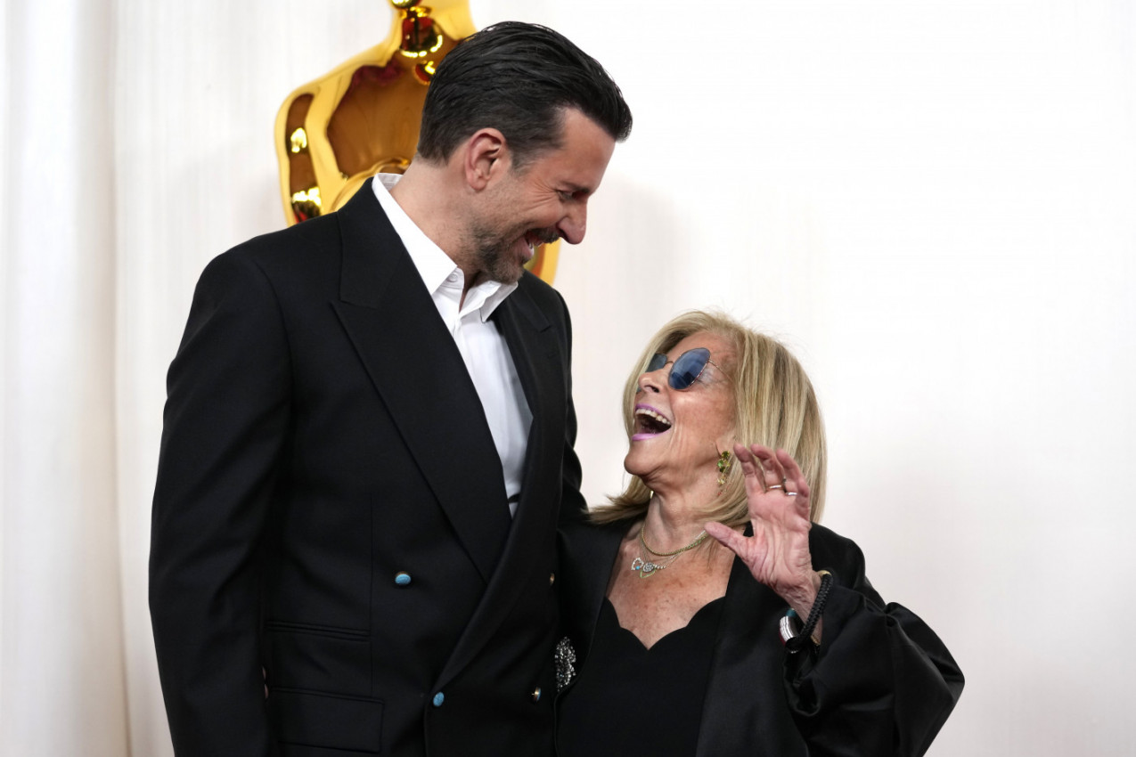 BREDLI KUPER NA DODELI OSKARA OPET SA MAMOM: Điđi Hadid izvisila, Glorija držala slavnog sina za ruku (FOTO)