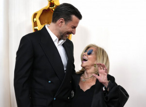 BREDLI KUPER NA DODELI OSKARA OPET SA MAMOM: Điđi Hadid izvisila, Glorija držala slavnog sina za ruku (FOTO)