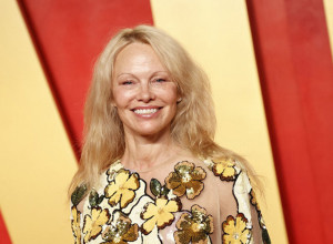 PAMELA ANDERSON NEPREPOZNATLJIVA BEZ ŠMINKE: Sin je molio da angažuje tim za glamur, ona je odbila - rezultat je zapanjujuć! (FOTO)