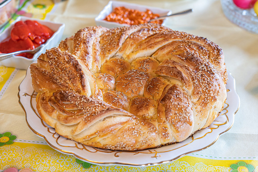 DA LI STE ČULI ZA MASNU STARINSKU POGAČU? Po ovom receptu su je naše bake pravile decenijama na radost cele porodice (FOTO)