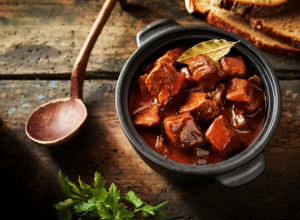 SRNEĆI GULAŠ NA LOVAČKI NAČIN: Otkrivamo vam tajni sastojak koji jelu daje neodoljiv šmek (FOTO)